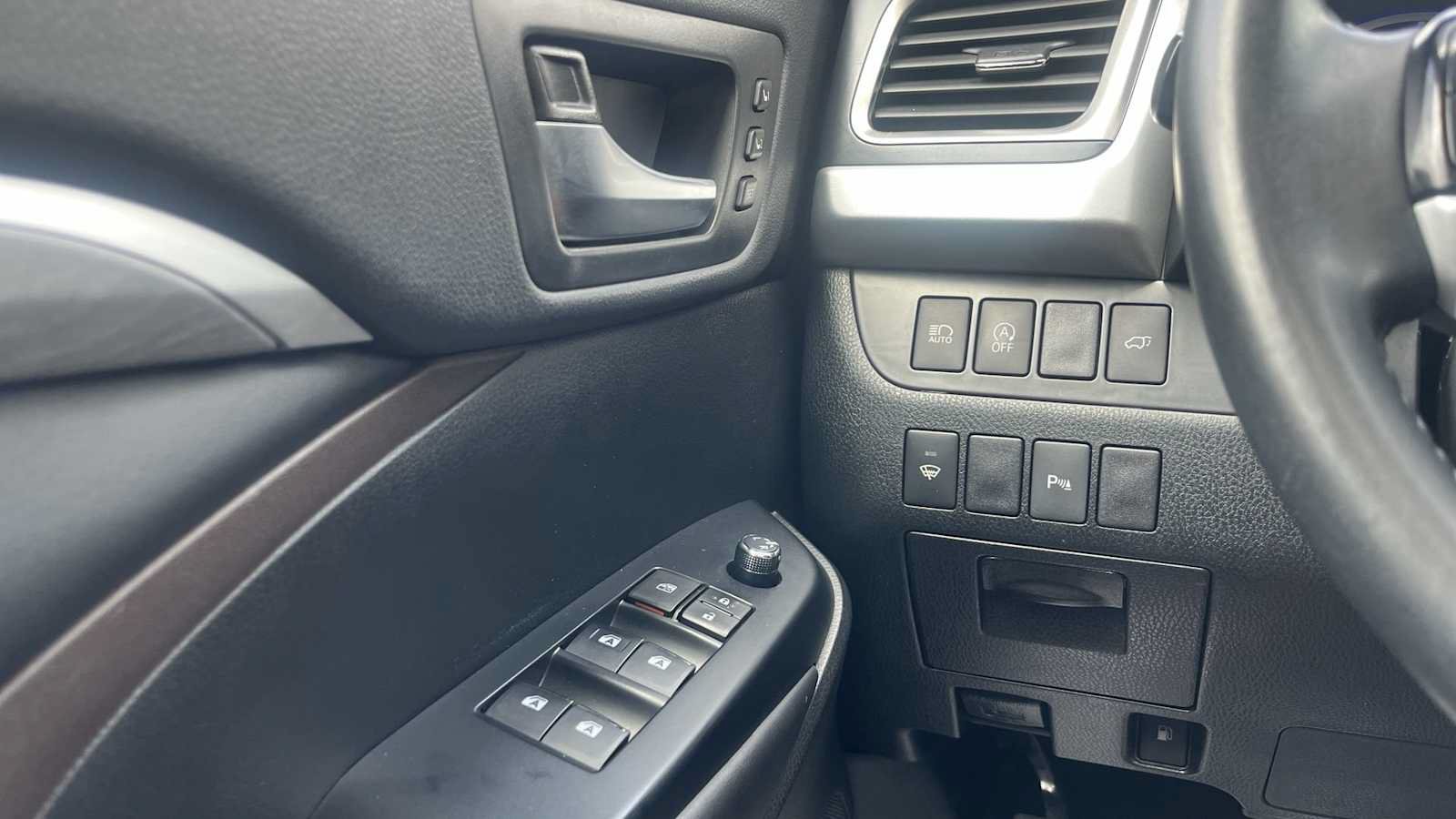 Used 2019 Toyota Highlander Limited AWD/4WD image 30