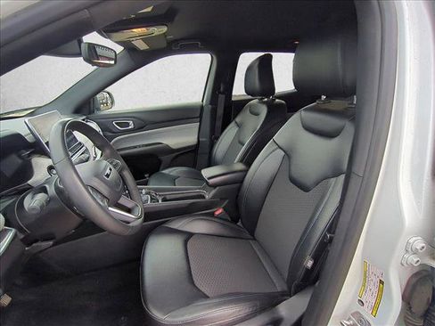 Used 2024 Jeep Compass Latitude image 11