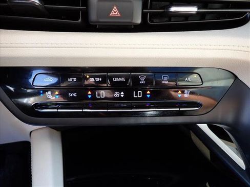 Used 2023 Buick Envision Avenir AWD/4WD image 28