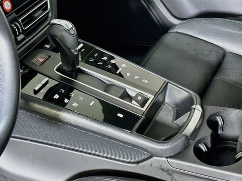 Certified 2025 Porsche Macan AWD/4WD image 21