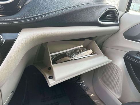 Used 2023 Chrysler Pacifica Touring-L image 32