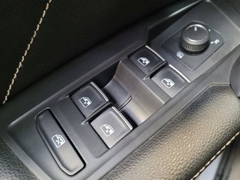 Used 2023 Volkswagen Tiguan SE w/ Panoramic Sunroof Package FWD image 27