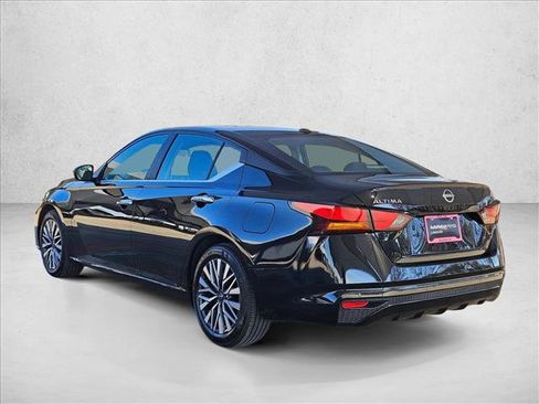 Used 2025 Nissan Altima 2.5 SV image 8