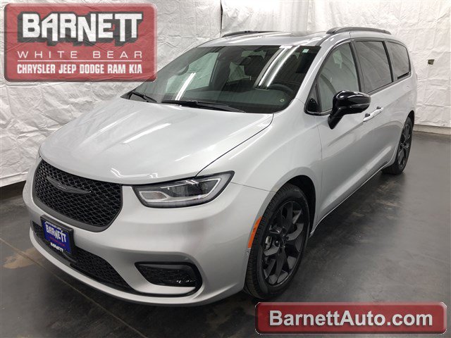 Used 2024 Chrysler Pacifica Limited w/ Uconnect Theater Family Group FWD image 1