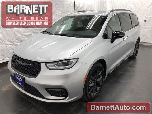 Used 2024 Chrysler Pacifica Limited w/ Uconnect Theater Family Group image 1