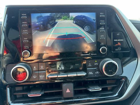 Used 2021 Toyota Highlander LE AWD/4WD image 12