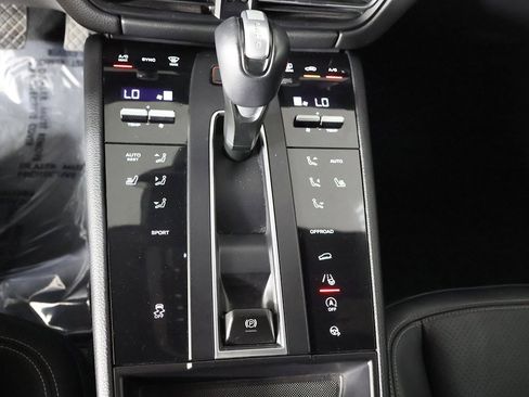 Used 2022 Porsche Macan image 46