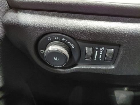 Certified 2025 Chrysler Pacifica Select FWD image 42
