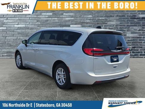 Used 2024 Chrysler Pacifica Touring-L FWD image 3