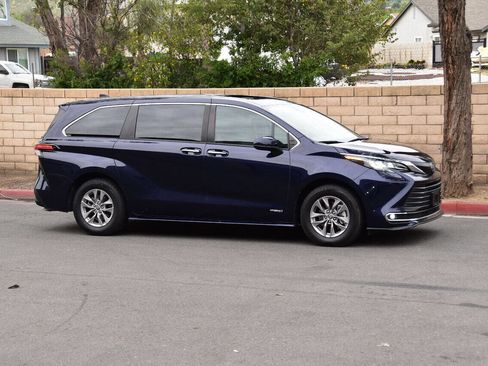 Used 2021 Toyota Sienna XLE FWD image 25