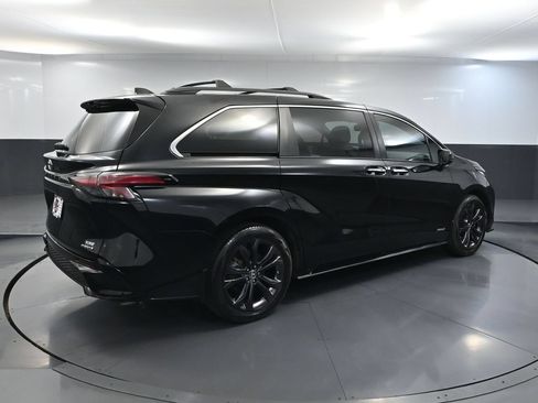 Used 2021 Toyota Sienna XSE FWD image 4