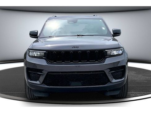Used 2024 Jeep Grand Cherokee Altitude AWD/4WD image 4