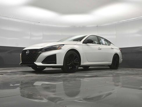 Used 2025 Nissan Altima 2.5 SR FWD image 39