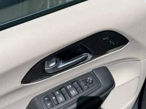 Used 2023 Chrysler Pacifica Touring-L FWD image 10