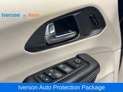 Used 2024 Chrysler Pacifica Touring-L FWD image 15
