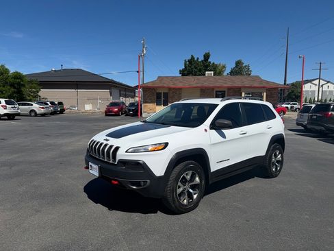 Used 2015 Jeep Cherokee Trailhawk w/ Comfort/Convenience Group AWD/4WD image 2