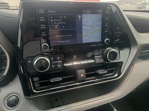 Used 2021 Toyota Highlander XLE AWD/4WD image 15