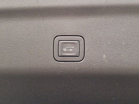 Used 2025 Chevrolet Suburban Premier image 30