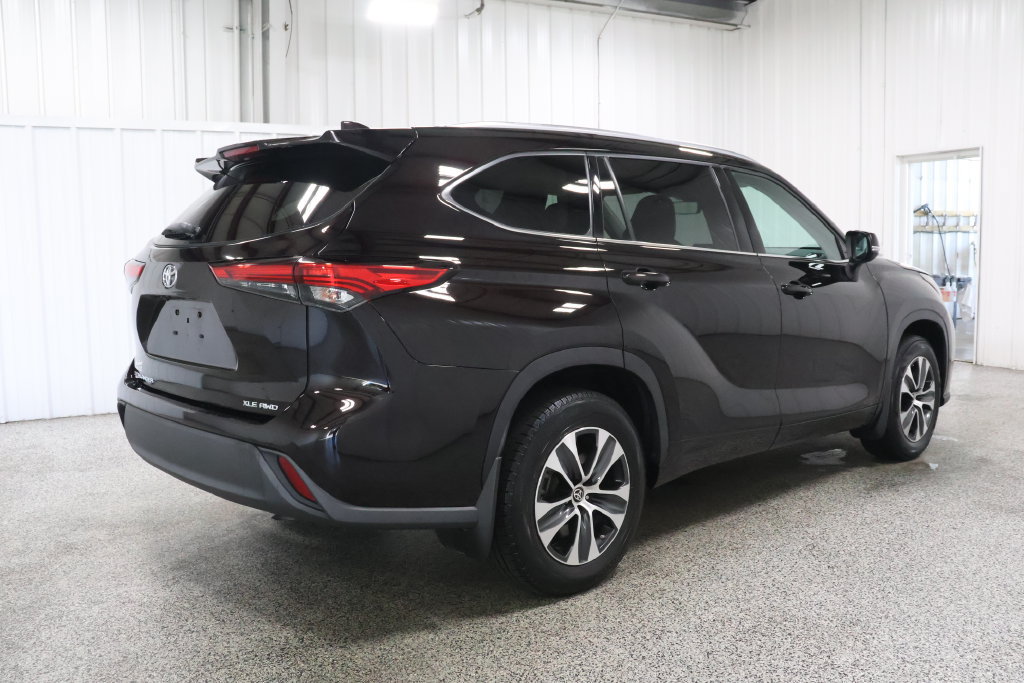 Used 2021 Toyota Highlander XLE AWD/4WD image 6