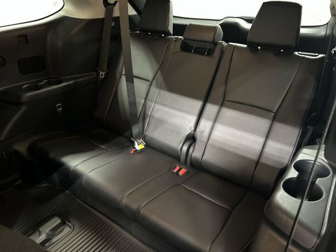 Used 2025 Toyota Highlander XLE image 21
