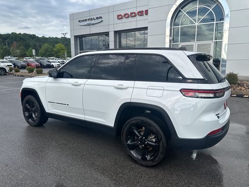 Used 2024 Jeep Grand Cherokee Altitude AWD/4WD image 10