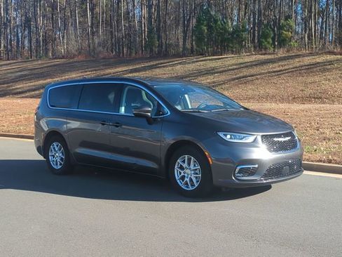 Used 2023 Chrysler Pacifica Touring-L image 18