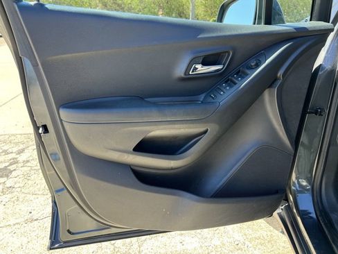 Used 2018 Chevrolet Trax LT w/ LT Convenience Package image 23