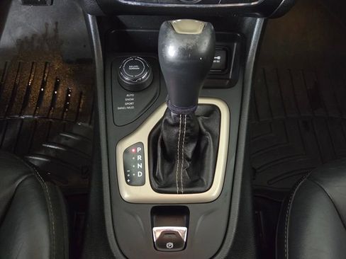 Used 2015 Jeep Cherokee Limited image 26