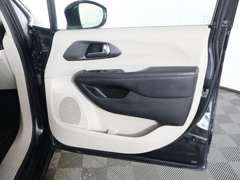 Used 2020 Chrysler Pacifica Touring-L image 23