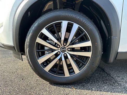 New 2025 Nissan Pathfinder Platinum image 11