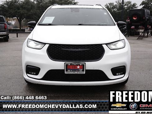 Used 2025 Chrysler Pacifica Limited image 2