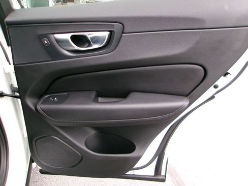 Used 2021 Volvo XC60 T5 Momentum w/ Premium Package image 17