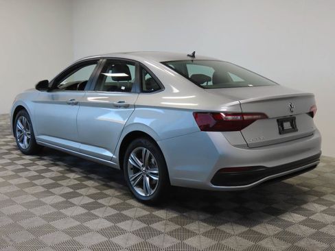 Used 2024 Volkswagen Jetta SE FWD image 3