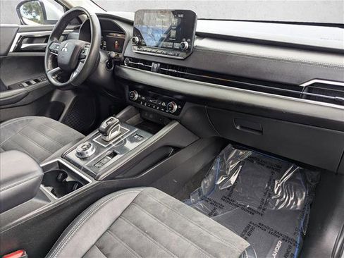 Used 2023 Mitsubishi Outlander SE image 23