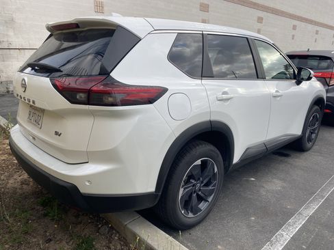 Used 2024 Nissan Rogue SV image 3