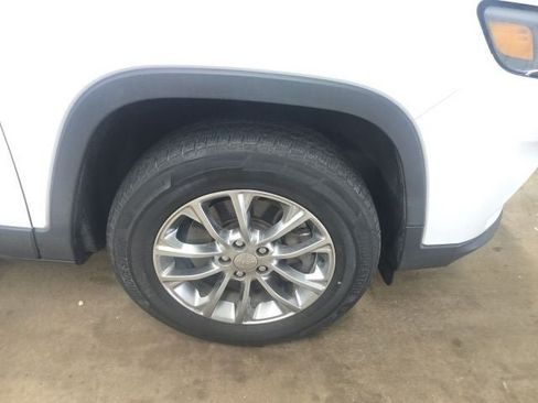 Used 2019 Jeep Cherokee Latitude Plus w/ Cold Weather Group AWD/4WD image 2
