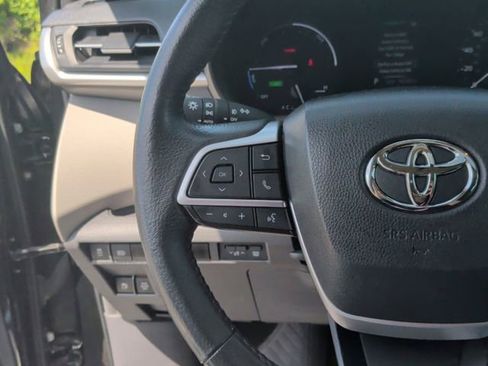 Used 2024 Toyota Sienna XLE FWD image 16