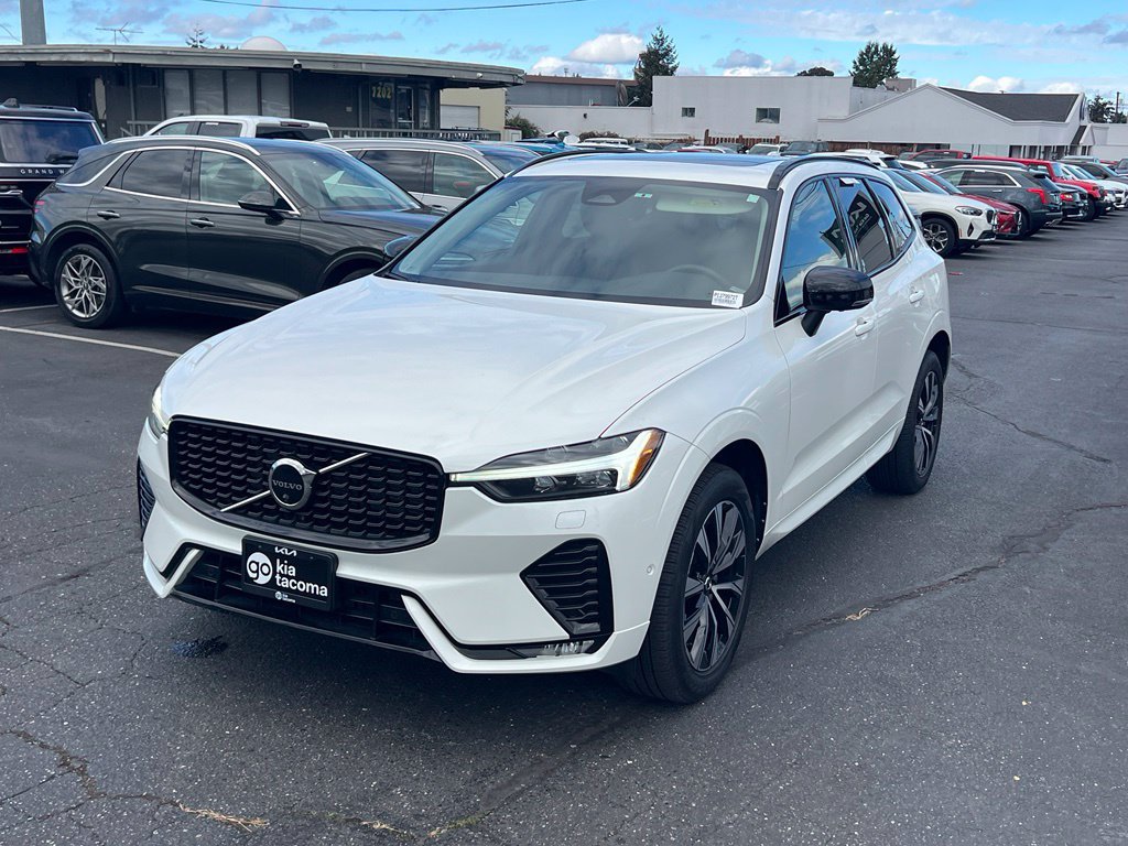 Used 2023 Volvo XC60 B5 Plus AWD/4WD image 3