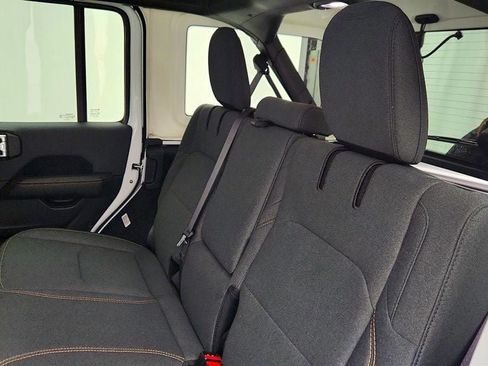 Used 2025 Jeep Wrangler Sahara image 21