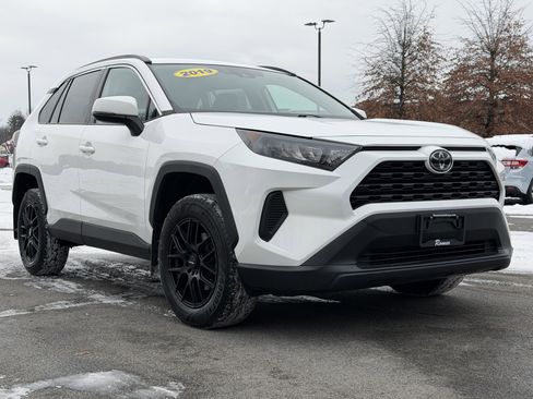 Used 2019 Toyota RAV4 LE image 14