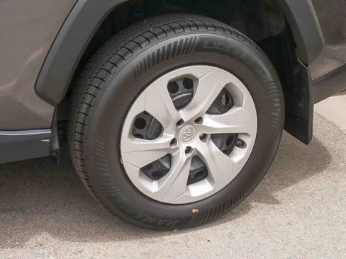 Used 2019 Toyota RAV4 LE FWD image 7