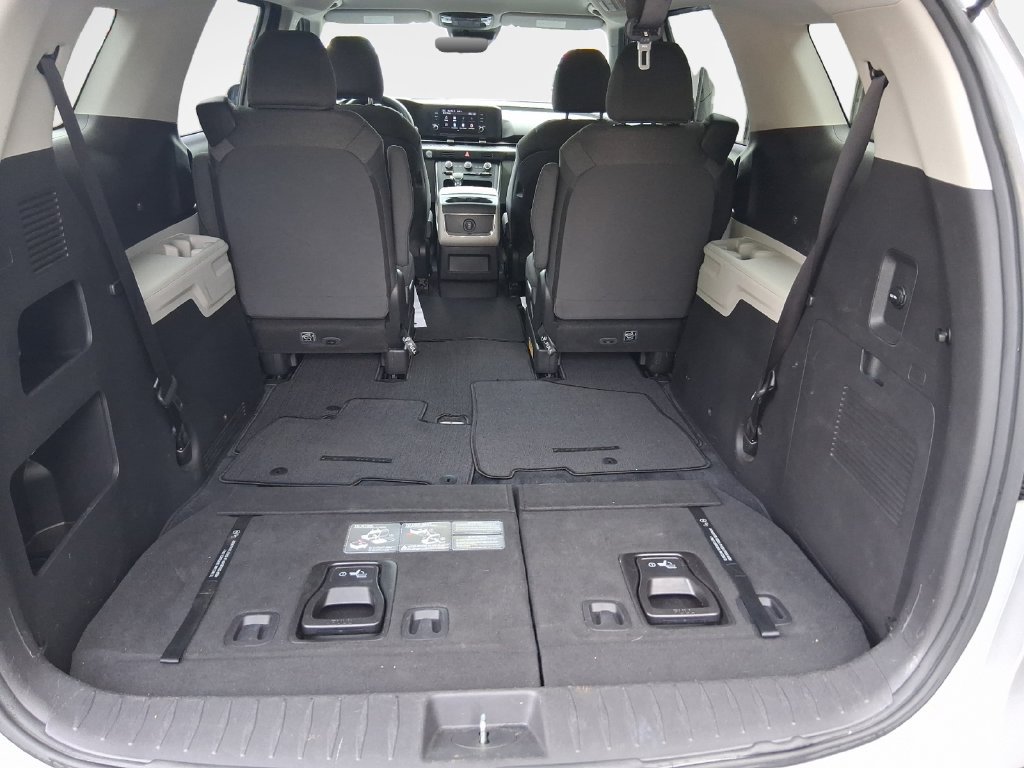 Used 2022 Kia Carnival LX FWD image 25