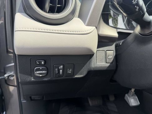 Used 2018 Toyota RAV4 XLE FWD image 27