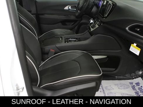 New 2027 Chrysler Pacifica Limited AWD/4WD image 22