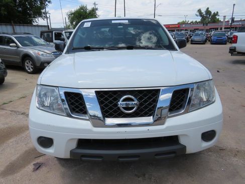 Used 2018 Nissan Frontier SV image 2