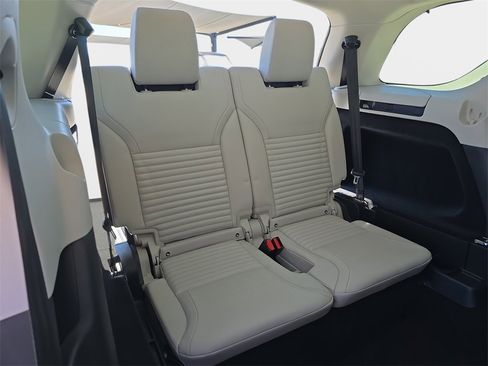 Used 2025 Land Rover Discovery Dynamic SE image 12