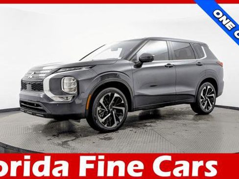 Used 2024 Mitsubishi Outlander SE image 1