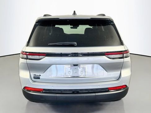 Used 2025 Jeep Grand Cherokee Altitude AWD/4WD image 7