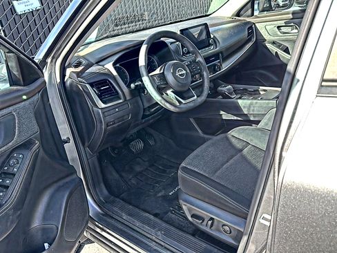 Used 2022 Nissan Rogue SV FWD image 2