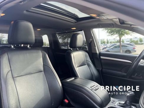 Used 2019 Toyota Highlander XLE AWD/4WD image 35
